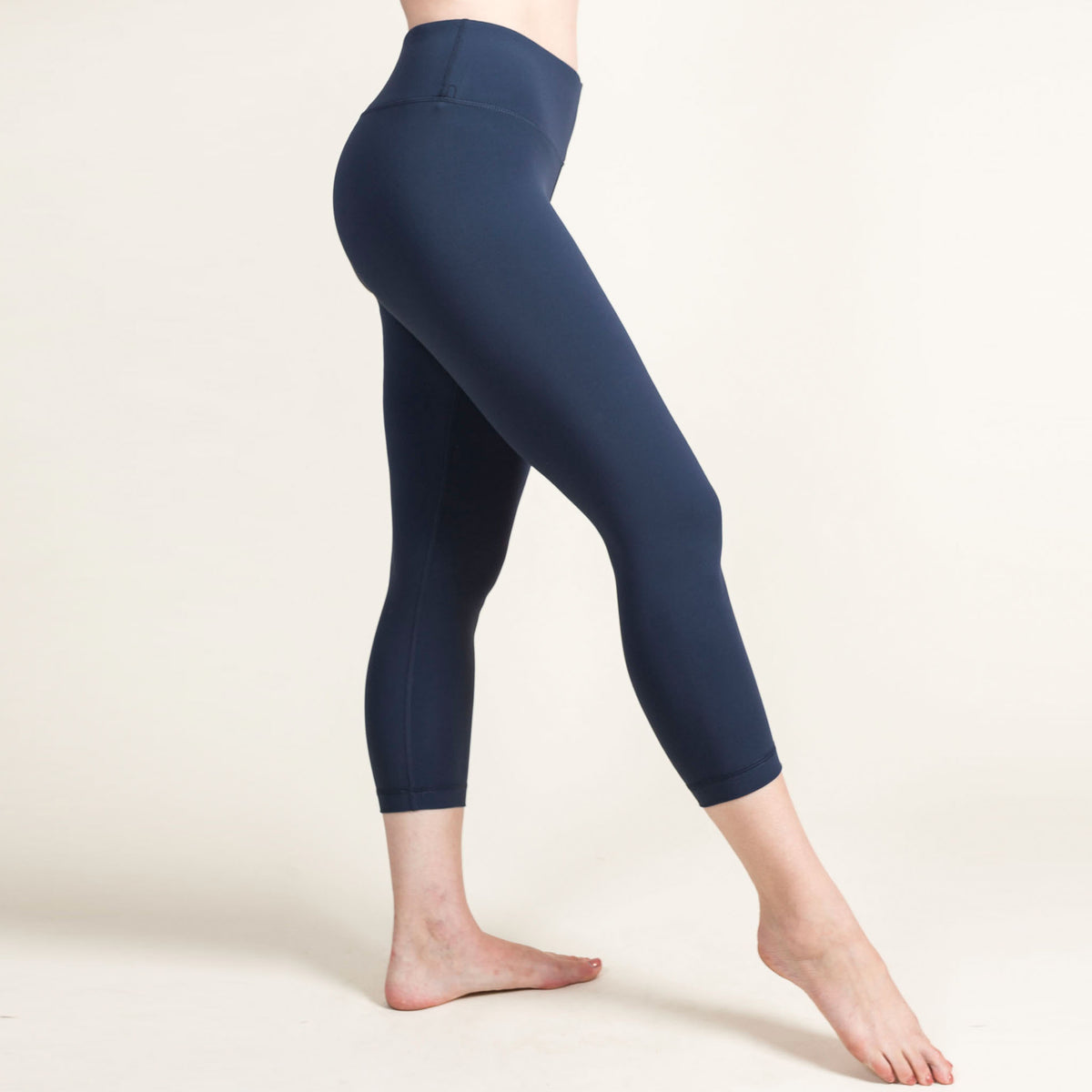 LULULEMON Navy Legging Capri Size 6 (S) Activewear Bottoms – ReturnStyle